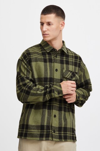 Coupe regular Chemise !Solid en vert : devant