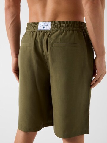 GUESS Loosefit Shorts in Grün