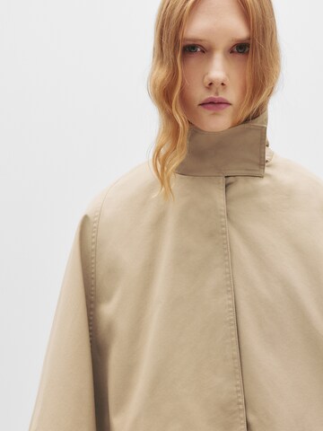 Capă de la Pull&Bear pe bej