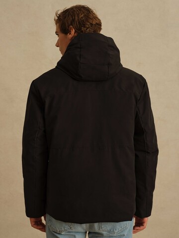 DAN FOX APPAREL Зимняя куртка 'Paul' в Черный