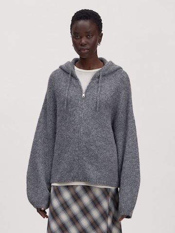 EDITED Široka pletena jopa 'Isela Cardigan' | siva barva: sprednja stran