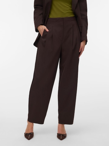 VERO MODA - regular Pantalón plisado 'VMFelu' en marrón: frente
