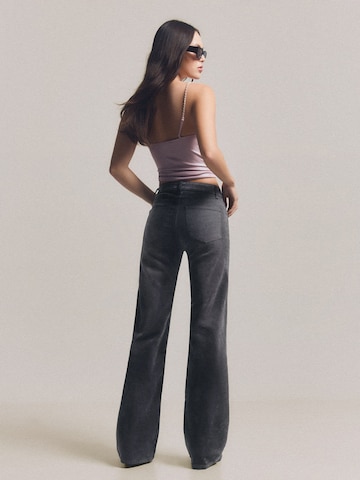 Bershka Boot cut Jeans in Grey