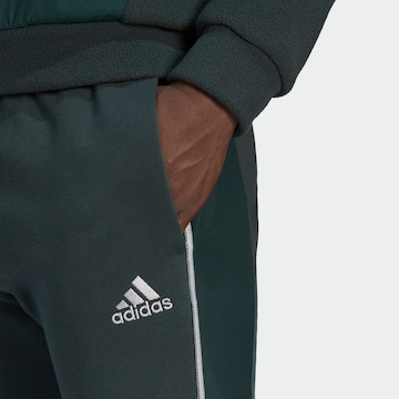 žalia ADIDAS SPORTSWEAR Standartinis Sportinės kelnės 'Essentials Reflect-In-The-Dark Fleece'