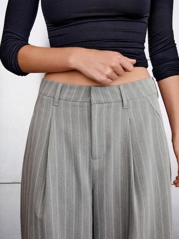 Wide Leg Pantalon à pince Bershka en gris
