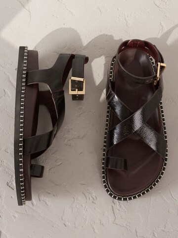 Next Sandale in Braun