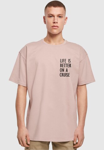Merchcode Shirt 'Life Is Better' in Roze: voorkant