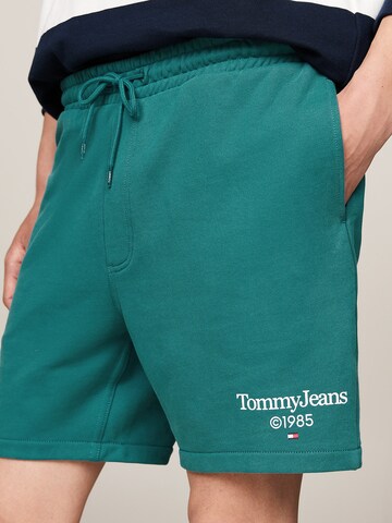 Tommy Jeans Regular Shorts in Grün