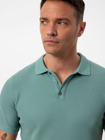 Tricou de la Daniel Hills pe verde