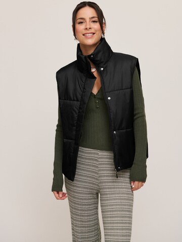 Gilet 'Janet' A LOT LESS en noir : devant