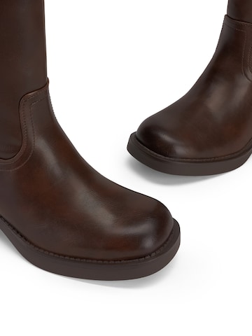 Dream Pairs Boots in Brown
