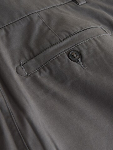 Next Обычный Брюки-чинос в Серый