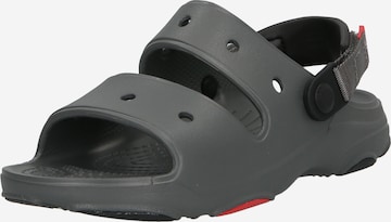Chaussures ouvertes Crocs en gris : devant
