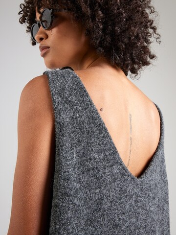PIECES Трикотажное платье 'PCJESSA' в Серый