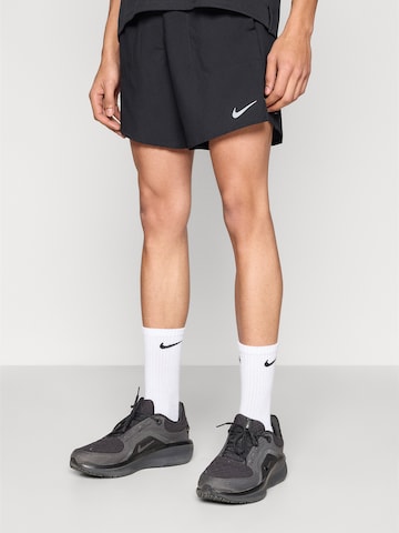 NIKE Loosefit Παντελόνι φόρμας 'M NK DF STRIDE 7IN BF SHORT' σε μαύρο: μπροστά