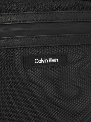 Geantă de umăr 'Essential' de la Calvin Klein pe negru