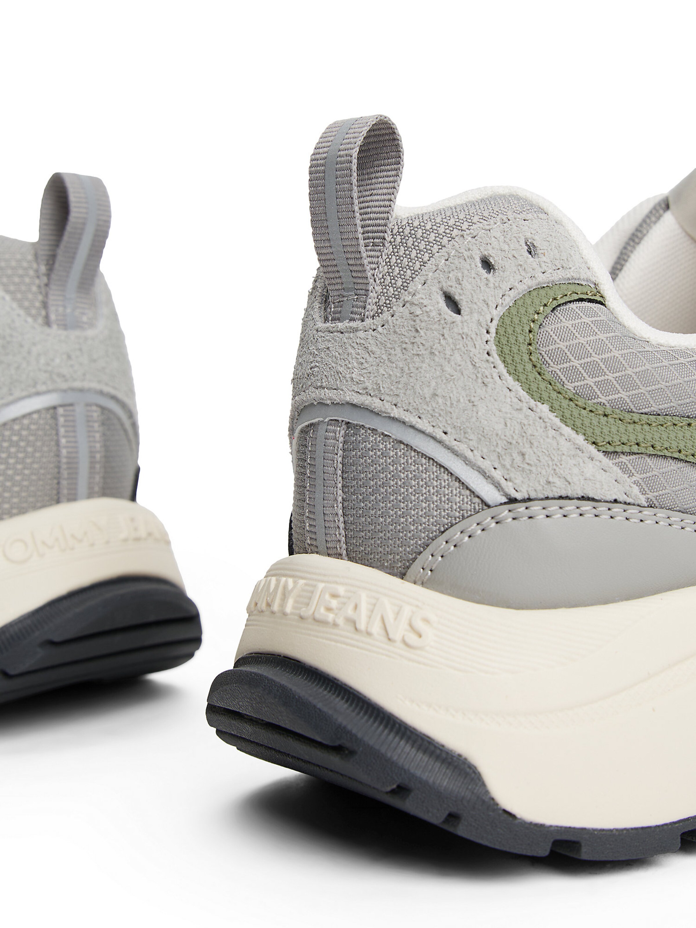 Tommy Jeans Sneaker in Grau