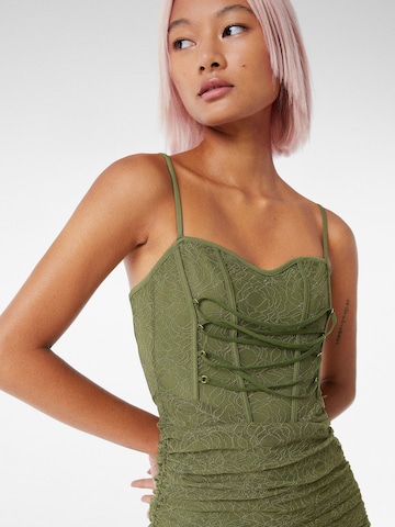 Rochie de la Bershka pe verde