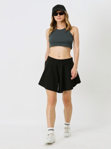 C&City Loosefit Shorts in Schwarz: Vorderseite
