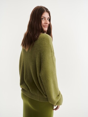 ABOUT YOU x Laura Giurcanu Sweater in Green