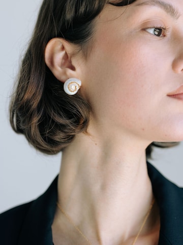 Boucles d'oreilles 'Boucles coquillage Céleste' LA MAISON GISEL B. en blanc