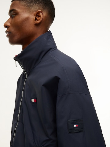 TOMMY HILFIGER Tussenjas in Rood