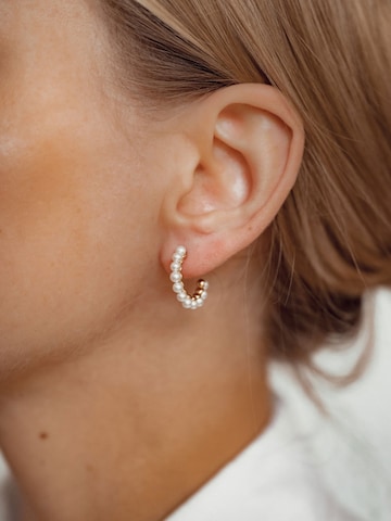 Boucles d'oreilles 'Pearl Glow' Hey Happiness en or : devant