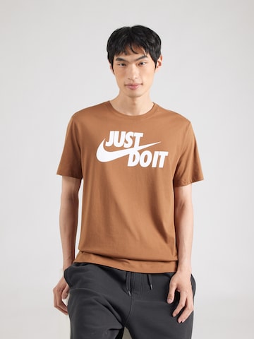 Nike Sportswear Regular fit Póló 'Swoosh' - barna: elől