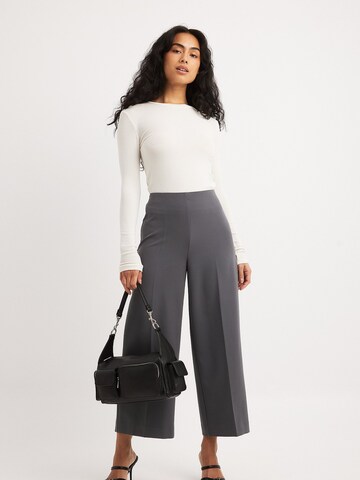 NA-KD Wide leg Pleated Pants in Grey: front