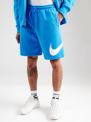Largi Pantaloni 'CLUB' de la Nike Sportswear pe albastru: față