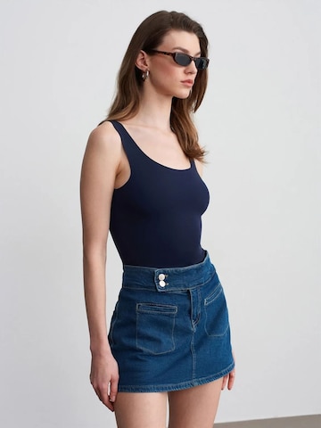 Top di Dilvin in blu