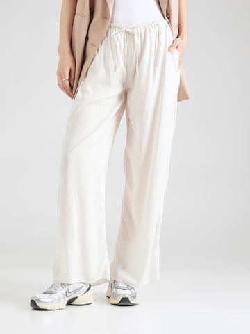 Regular Pantaloni 'Hege' de la ABOUT YOU pe alb: față