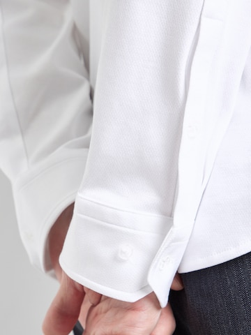Coupe regular Chemise 'Motion' BOSS en blanc
