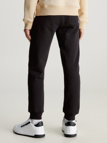 Calvin Klein Jeans Tapered Hose in Schwarz