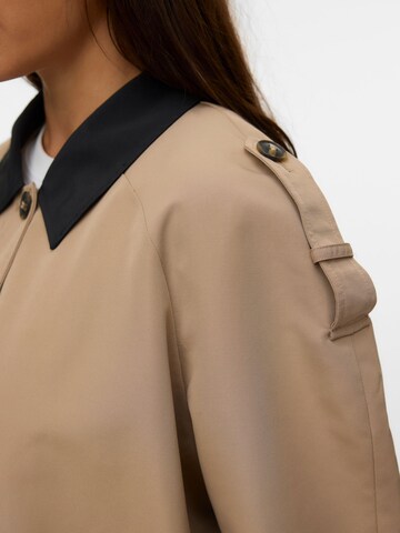 Veste mi-saison 'VMLucia ' Vero Moda Curve en marron