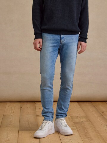 DAN FOX APPAREL Слим Джинсы 'Lian' в Синий: спереди