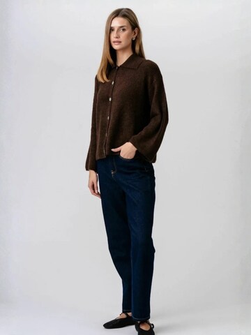 TEESHOPPEN Neulepaita ' Josie Polo ' värissä ruskea