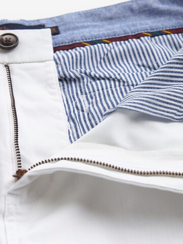 Next - regular Pantalón chino en blanco