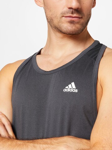 ADIDAS SPORTSWEAR Λειτουργικό μπλουζάκι σε μαύρο