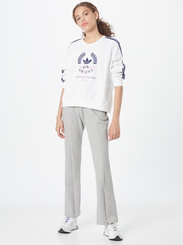 ADIDAS ORIGINALS Sweatshirt 'With Crest Graphic' in White