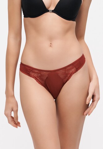 TRIUMPH - Tanga 'Love in Lace' em vermelho: frente