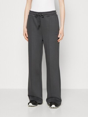 ALPHA INDUSTRIES - Pierna ancha Pantalón en gris: frente