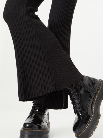 BDG Urban Outfitters - Flared Calças 'ROSIE' em preto