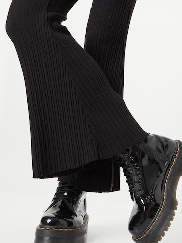 Evazați Pantaloni 'ROSIE' de la BDG Urban Outfitters pe negru