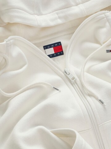 Hanorac de la Tommy Jeans pe alb