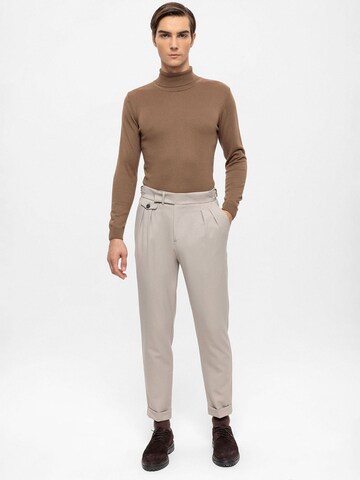 Antioch Tapered Bundfaltenhose in Beige