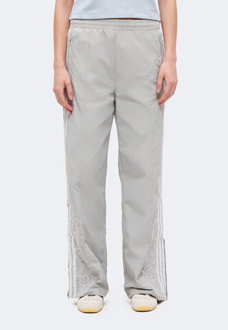 ADIDAS ORIGINALSWide Leg/ Široke nogavice Hlače 'Firebird' - siva boja: prednji dio