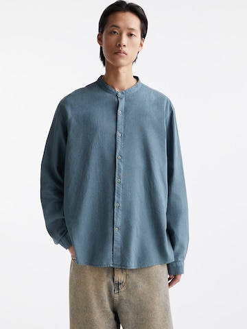 Pull&Bear Comfort fit Button Up Shirt in Green: front