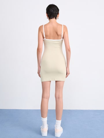 bēšs Jordan Kleita: no aizmugures