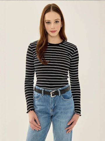 Hiccup Shirt in Black: front